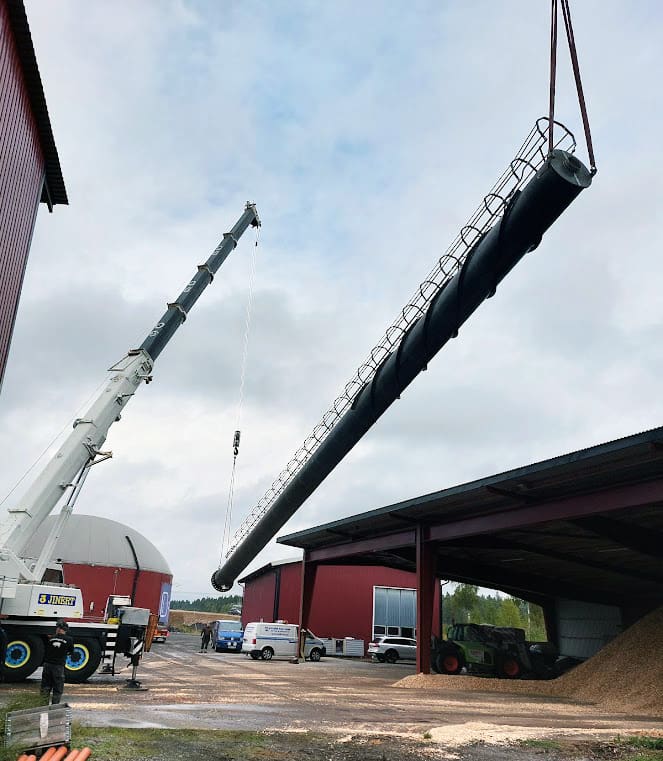 Montering av skorsten hos Alvesta Biogas